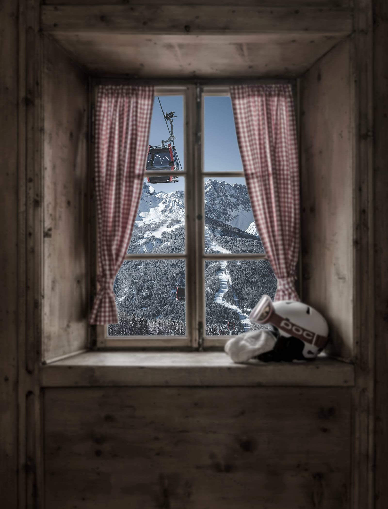 Offer - Super Premiere 3 Peaks - detail window & ski helmet with cable car in the background in winter - Ariane's Guesthouse