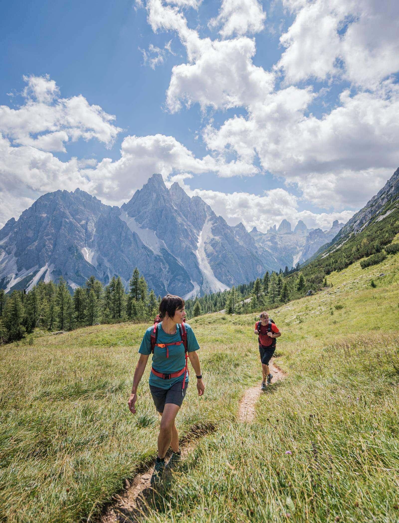 Angebot - Spring Week - Mann & Frau beim Wandern in einer grünen Berglandschaft - Ariane's Guesthouse