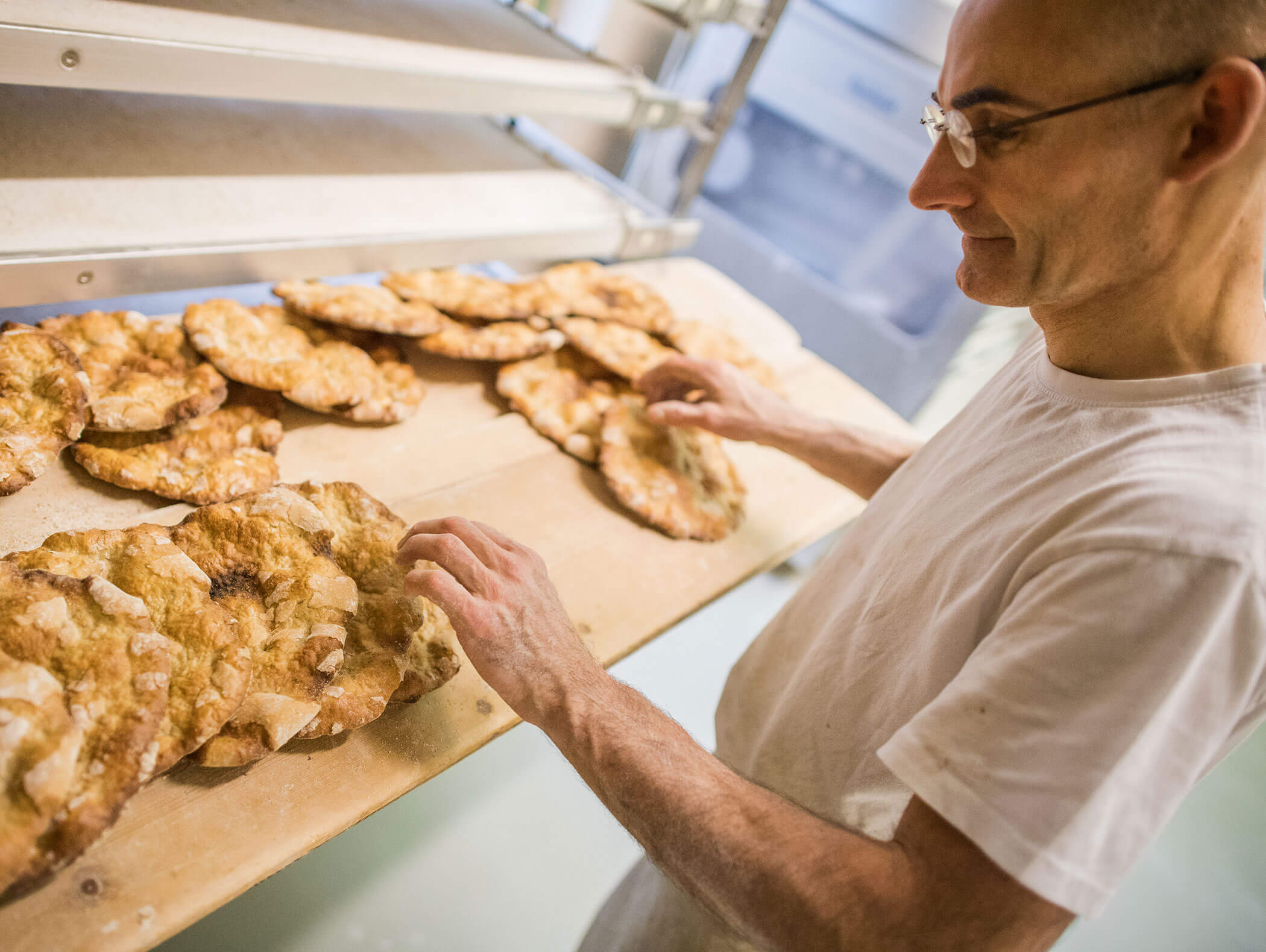 Man examining the Schüttelbrot - detail - Ariane's Guesthouse