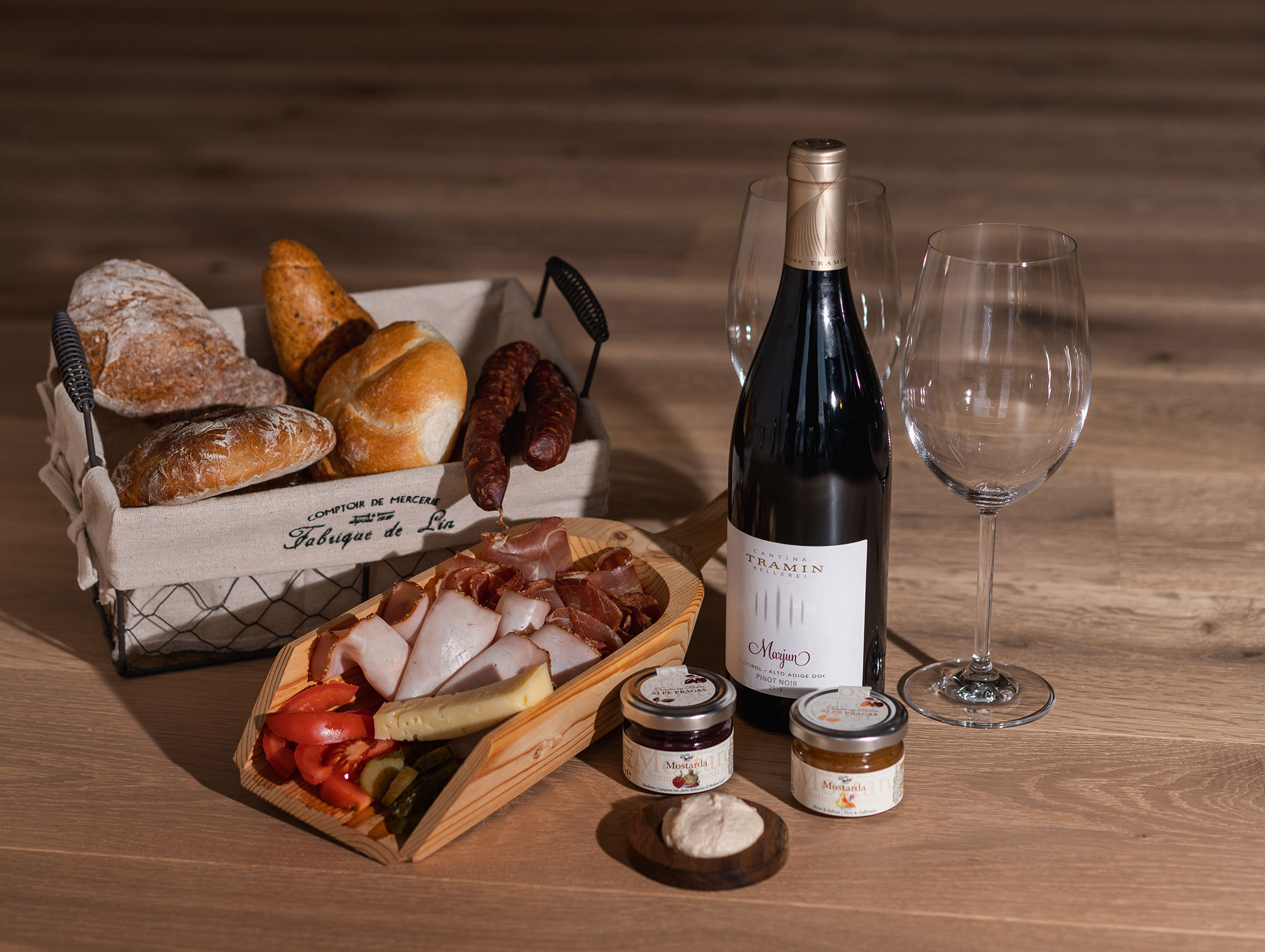 Brettljause to order - wine with glasses - Ariane's Guesthouse