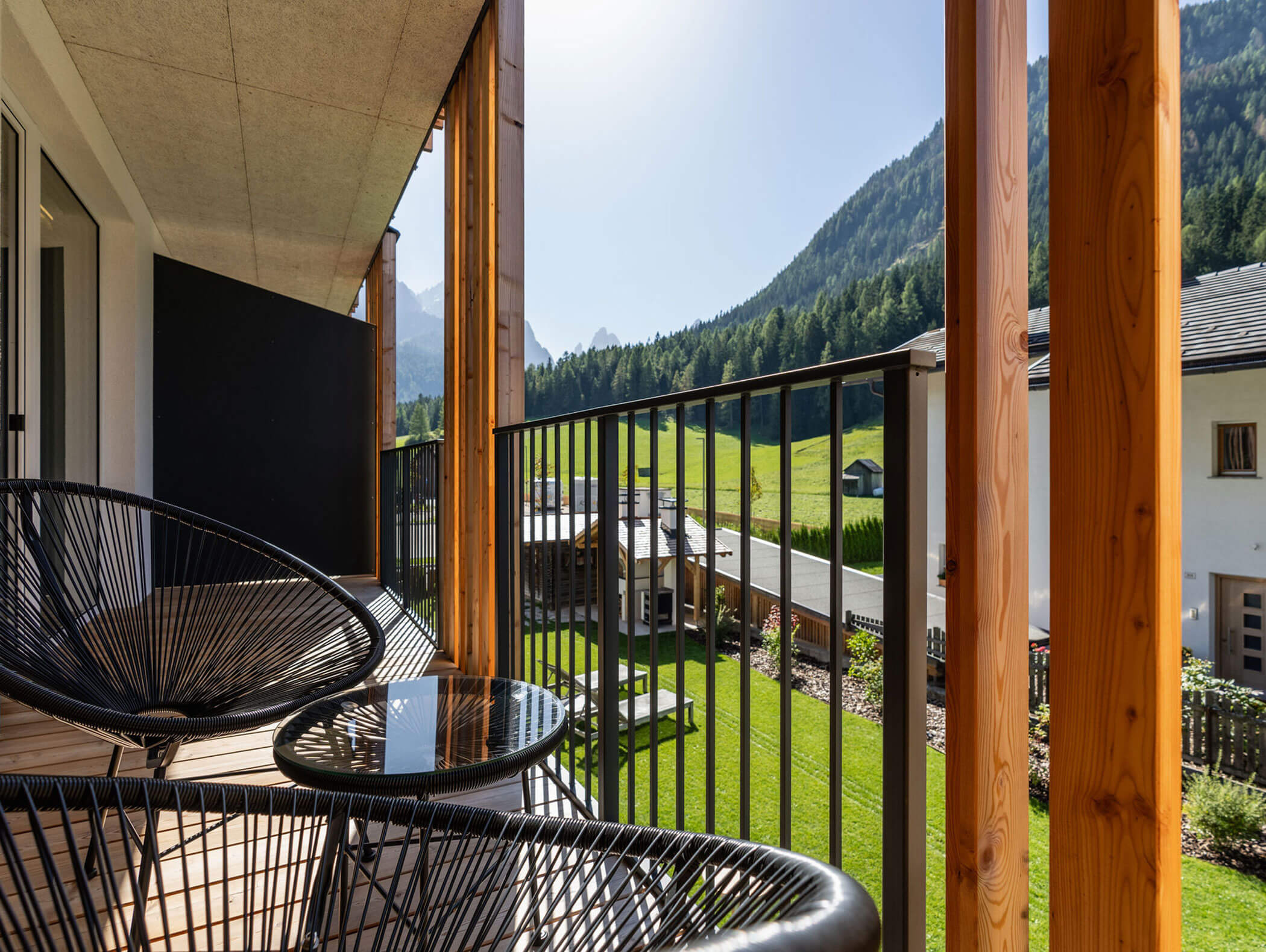 Vista esterna dell'appartamento Harmony - balcone con sedie e vista - Ariane's Guesthouse