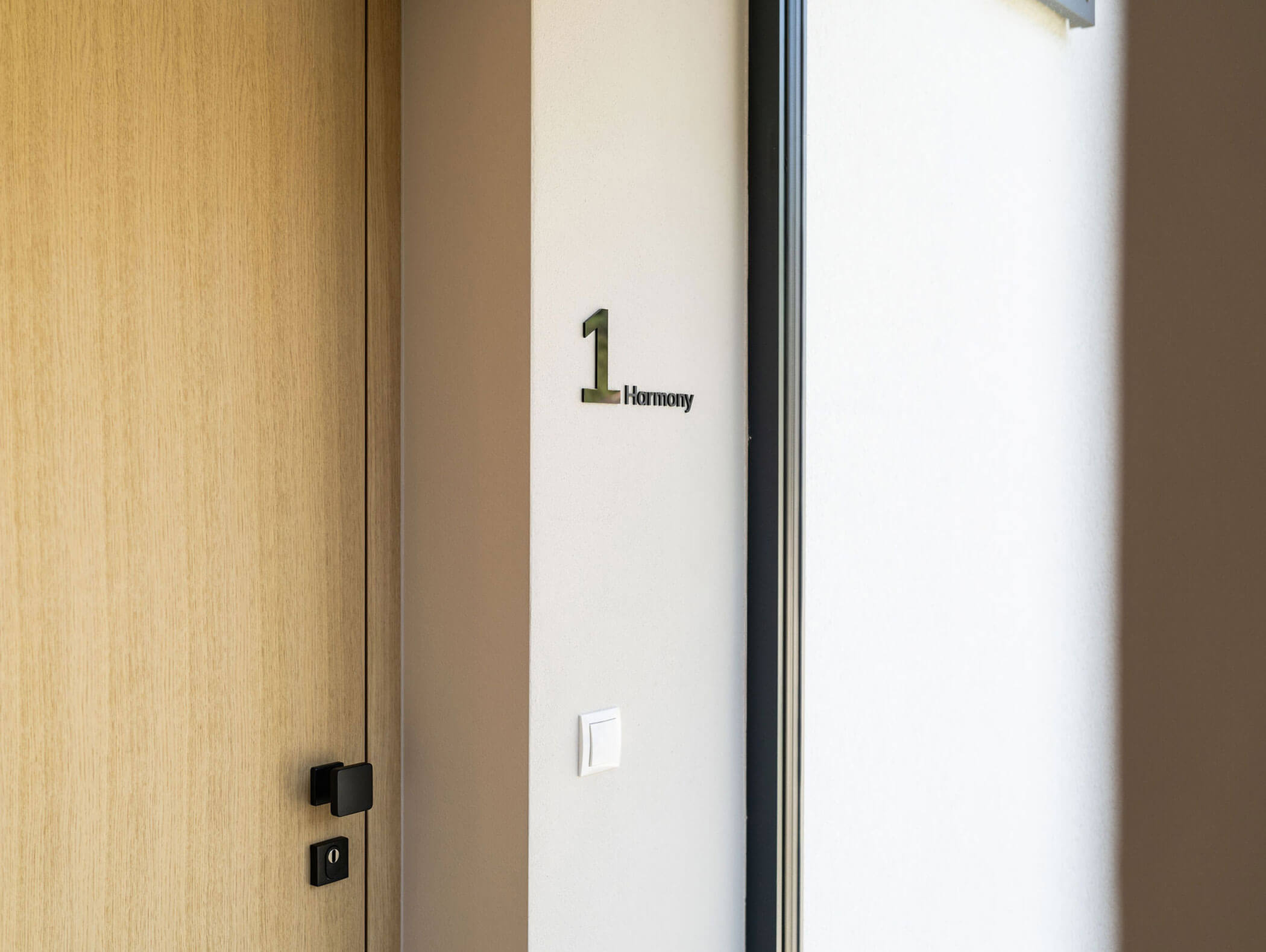 Vista interna dell'appartamento Harmony - dettaglio del numero di camera - Ariane's Guesthouse