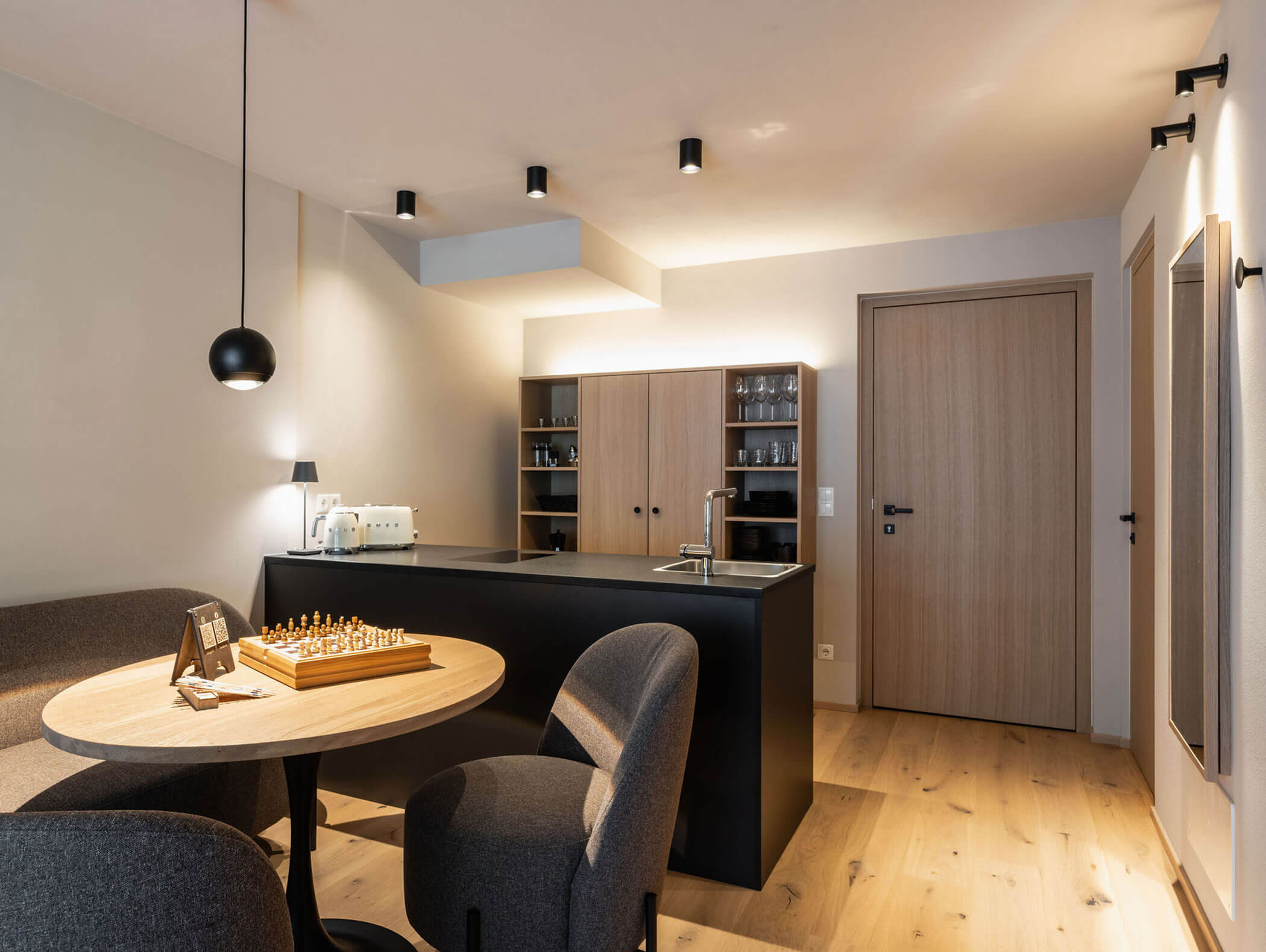 Vista interna dell'appartamento - cucina con tavolo da pranzo e sedie - Ariane's Guesthouse