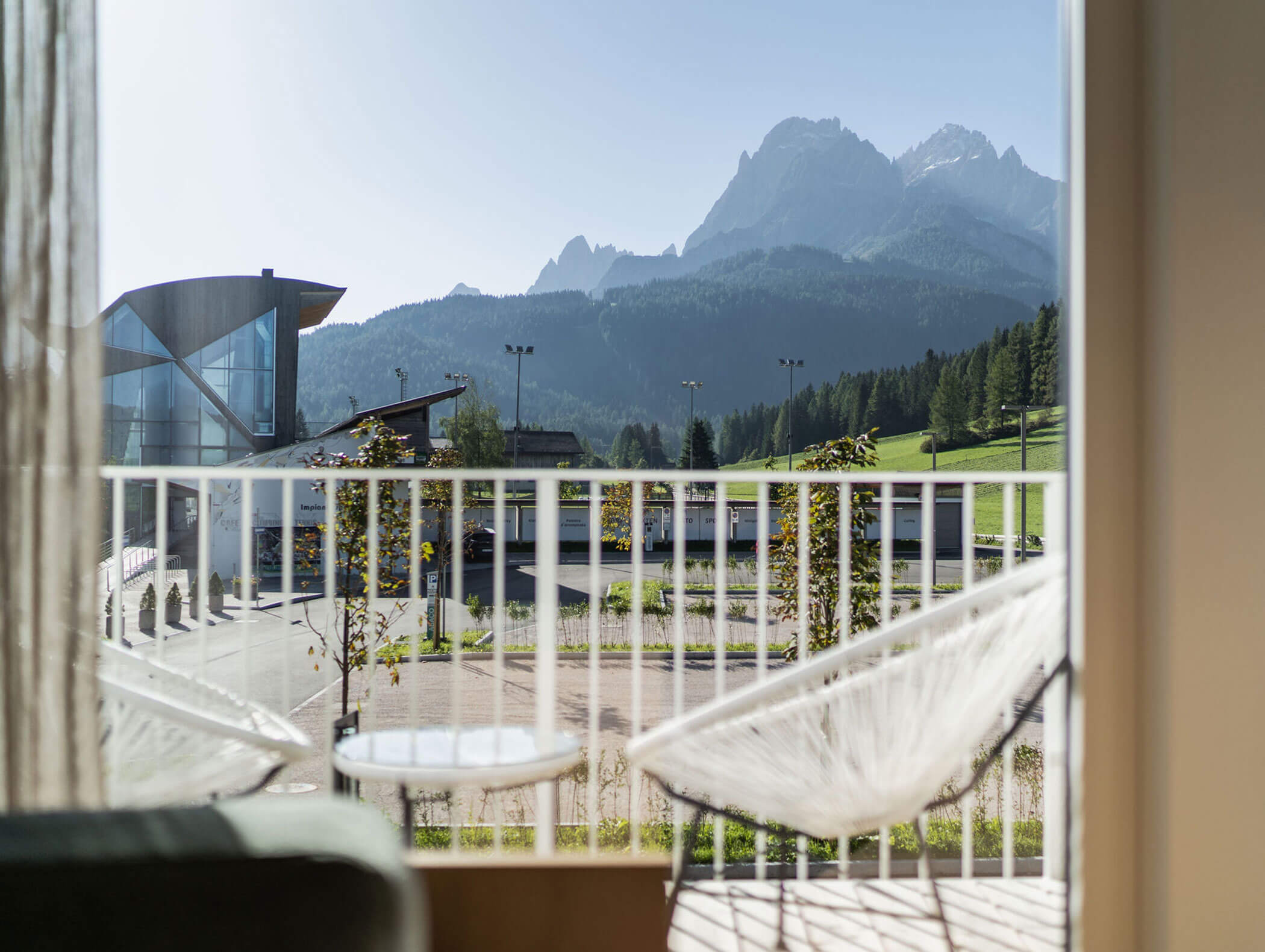 Vista esterna dell'appartamento Relax - balcone con sedie e vista - Ariane's Guesthouse