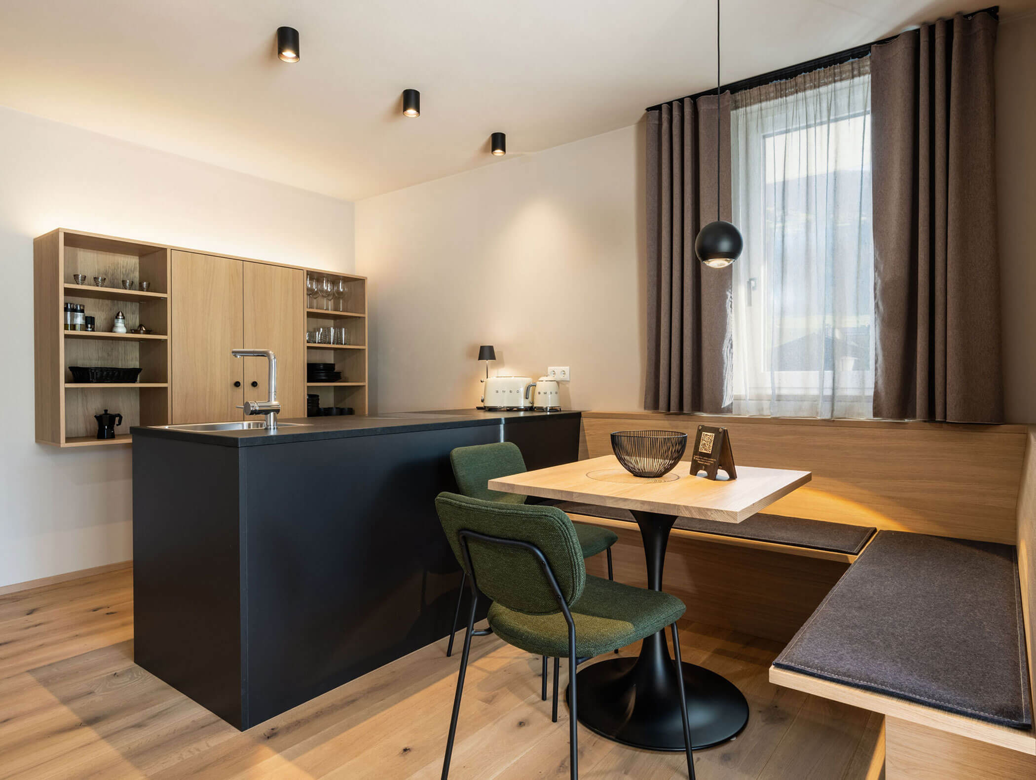 Vista interna dell'appartamento Relax - cucina con tavolo da pranzo - Ariane's Guesthouse