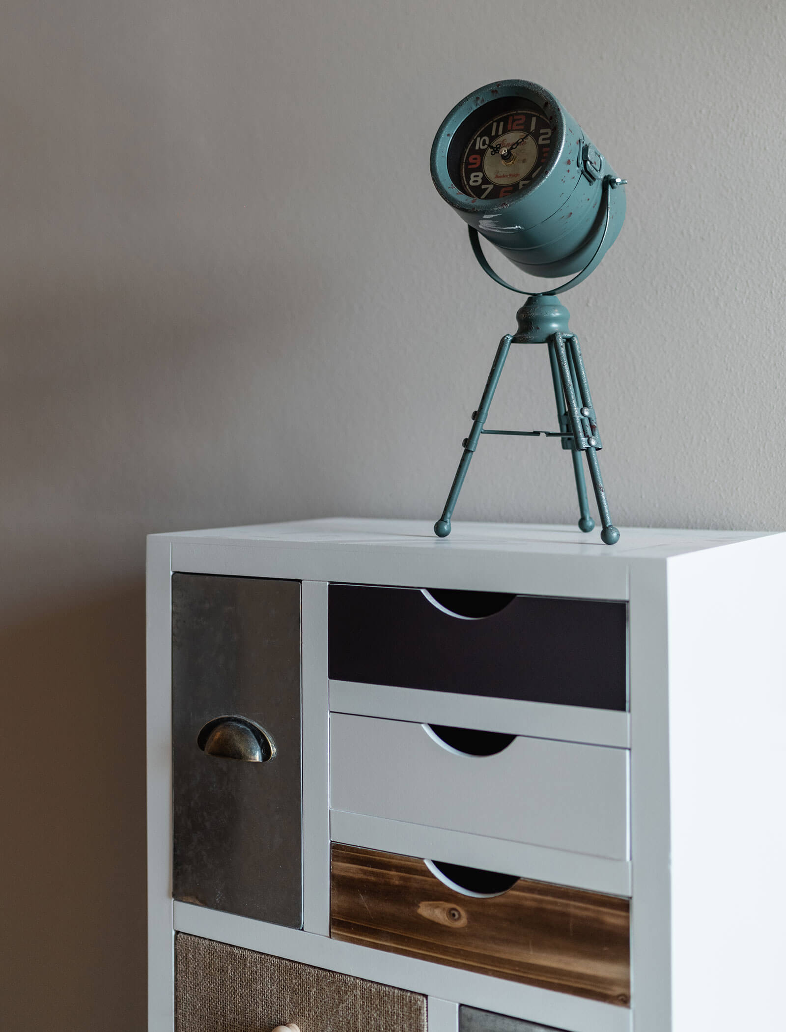 Alte Uhr auf modernem Kästchen - Ariane's Guesthouse